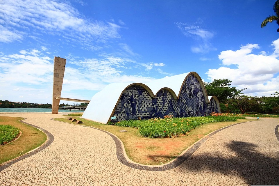 Voe de Brasília para BH, em março, pagando R$ 403 pelos bilhetes de ida e volta - 