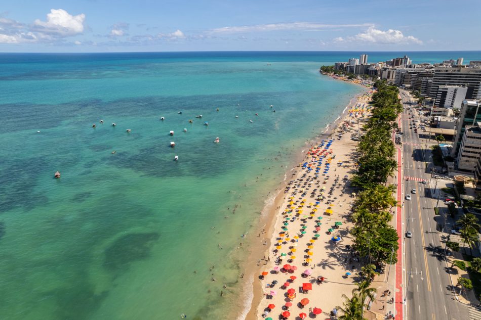 imagem da praia de maceió vista de cima. compre seu pacote a partir de 455 reais
