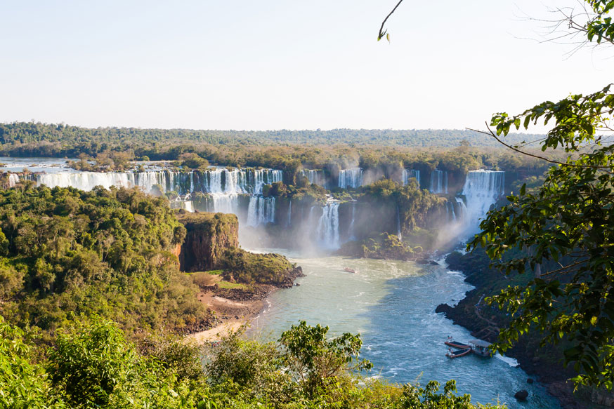 imagem aérea mostrando as quedas d'água das Cataratas do Iguaçu. compre seu pacote a partir de 330 reais