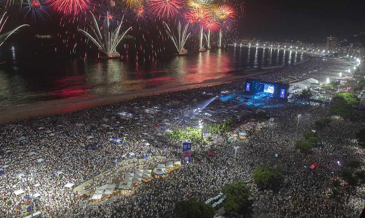 Cidade cancela réveillon por causa de morsa; animal se masturba durante  festa